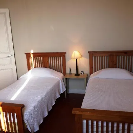 Sleeps 4 Wifi דירה