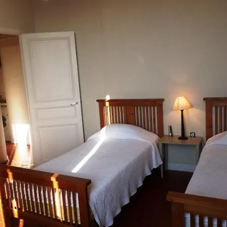 Sleeps 4 Wifi דירה